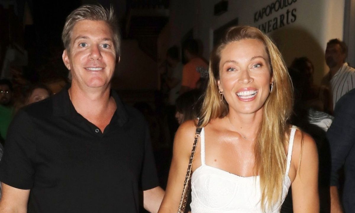 Με λευκό φόρεμα και flats στη Μύκονο η Μαριέττα Χρουσαλά -Την κοιτούσαν όλοι στο νησί