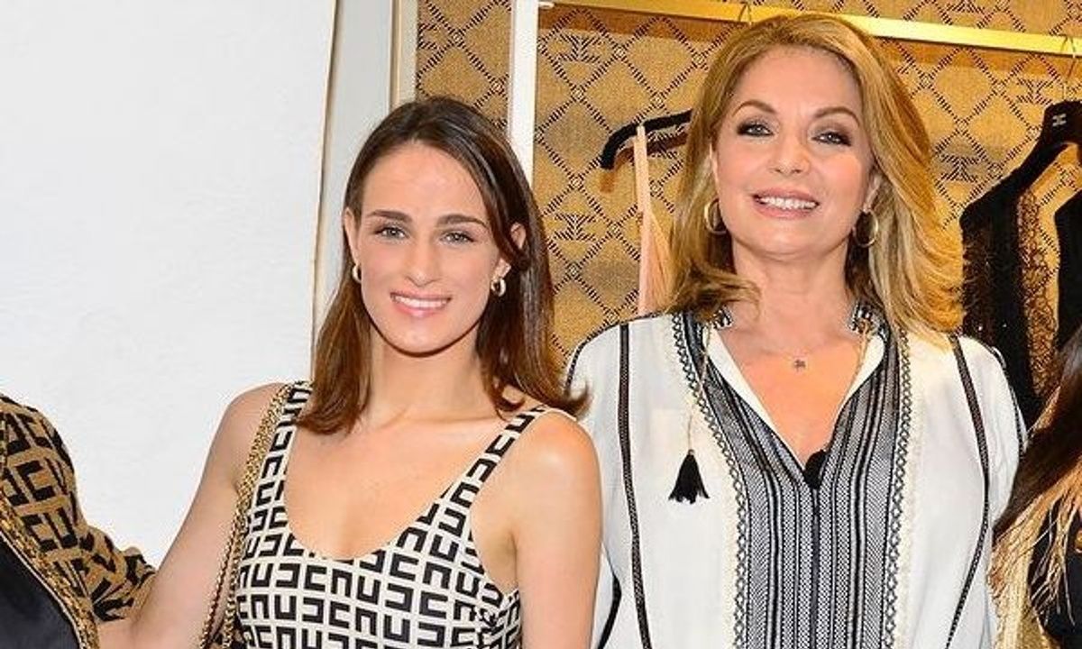 Πιο ξανθιά από ποτέ, η Γκερέκου βγήκε βόλτα στην Κέρκυρα με την 22χρονη κόρη της και αποθεώθηκαν