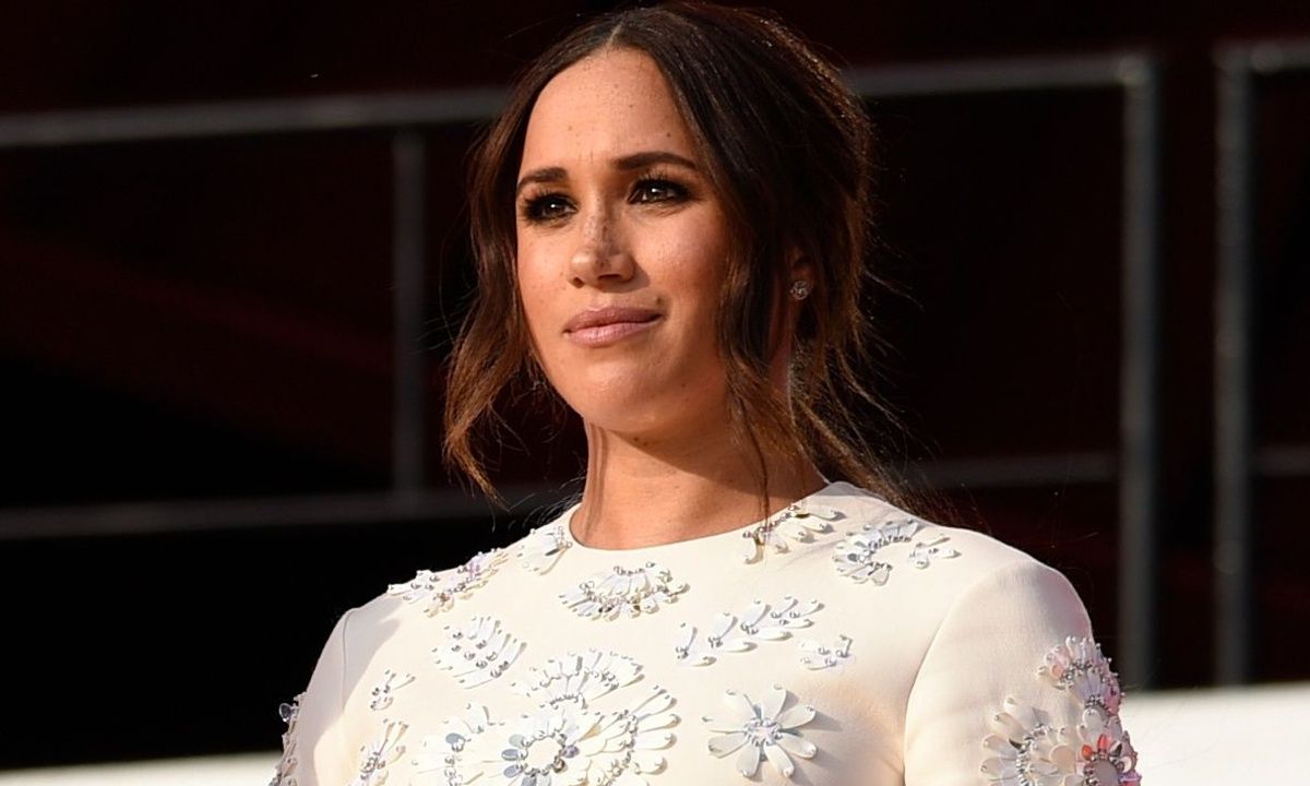 Κι όμως! Η Meghan Markle με το πρόσφατο look της θα κάνει τάση αυτό το χρώμα