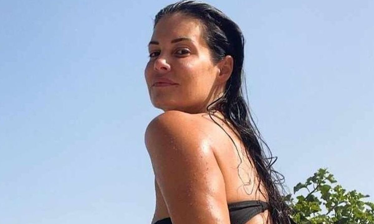 Η αποθέωση της Μαρίας Κορινθίου: Σούπερ αδυνατισμένη με μαγιό και τα πιο μακριά μαλλιά της showbiz