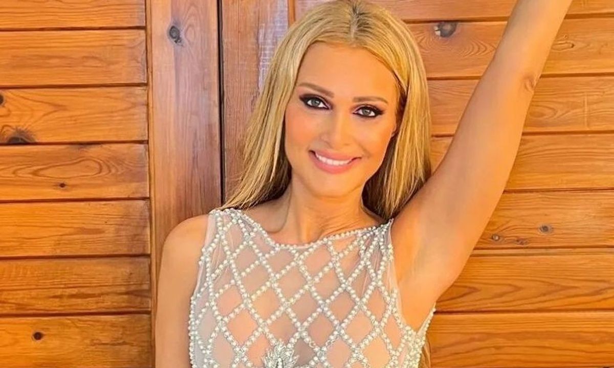 Με πολύ μακριά μαλλιά η Νατάσα Θεοδωρίδου και σε πολλούς θύμισε την κολλητή της φίλη, Ελένη Μενεγάκη