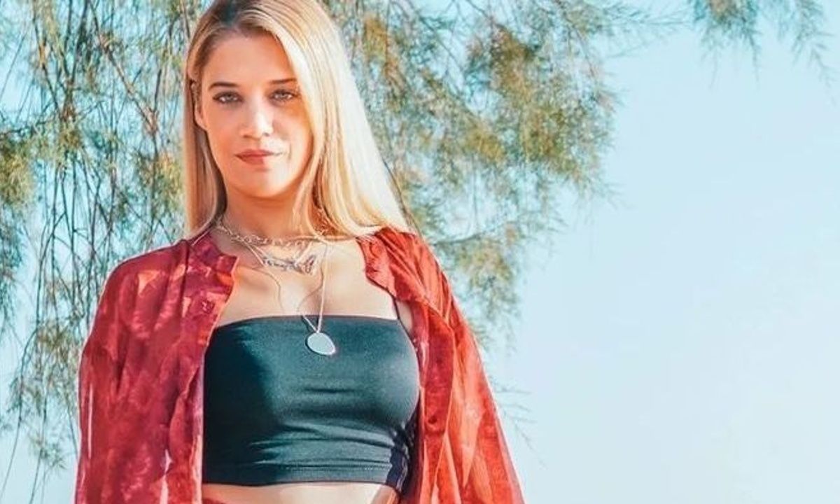 Από το πρωί έως το βράδυ: Η Τζένη Θεωνά επέλεξε το πιο σωστό ντύσιμο για βόλτα στο νησί