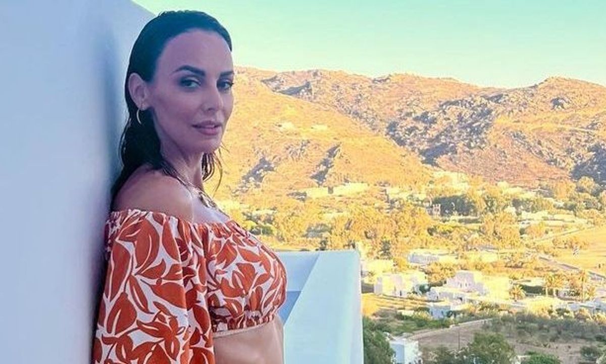 Καλλονή η Μπέττυ Μαγγίρα! Αυτό είναι το πιο κομψό look που έκανε στις διακοπές της στις Κυκλάδες