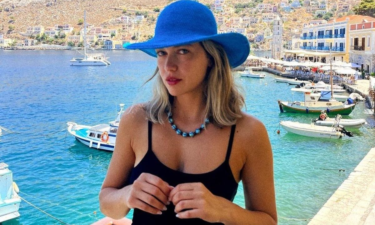 Η Κλέλια Ανδριολάτου είναι «Maestro» στις πόζες με μαγιό