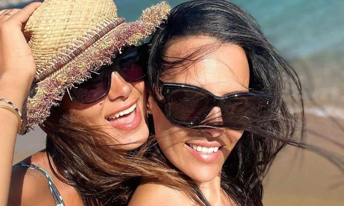 Τσιμτσιλή - Λαφαζάνη: Oι κουμπάρες με παρόμοια μαγιό στην Αντίπαρο