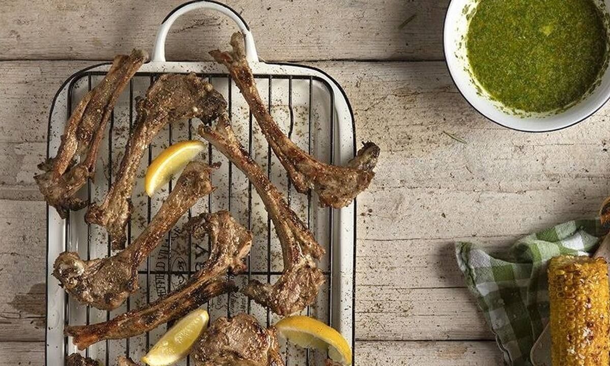 Αρνίσια παϊδάκια με σάλτσα μυρωδικών από τον Άκη Πετρετζίκη