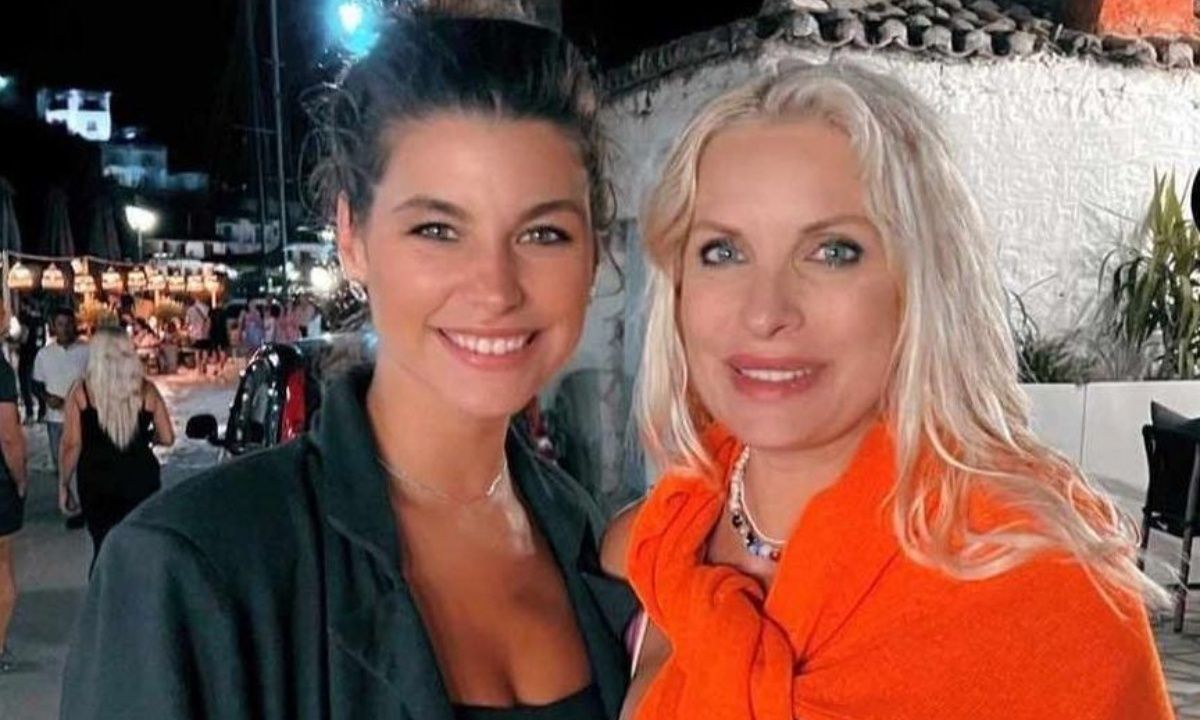 Στη φωτό της Ελένης Μενεγάκη με τη Δανάη Παππά άλλοι είδαν ομοιότητα & άλλοι έκαναν τοξικά σχόλια