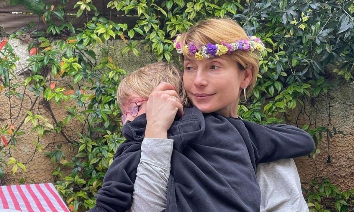 Ευδοκία Ρουμελιώτη: Παιχνίδια στην άμμο με τον γιο της