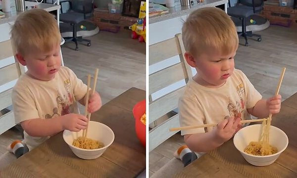 Πιτσιρικάς προσπαθεί να φάει τα noodles με chopsticks