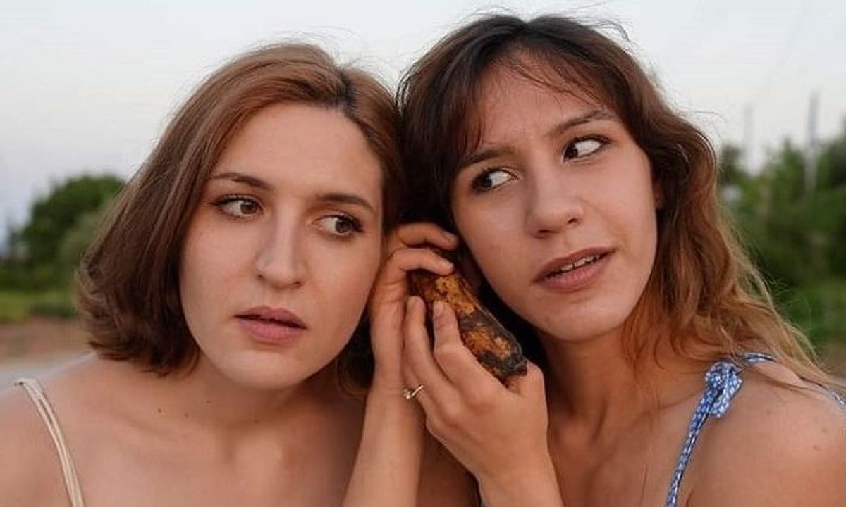 Σκιαδαρέσης - Μάλφα: Οι δίδυμες κόρες τους ποζάρουν με μαγιό και θυμίζουν μοντέλα του '70