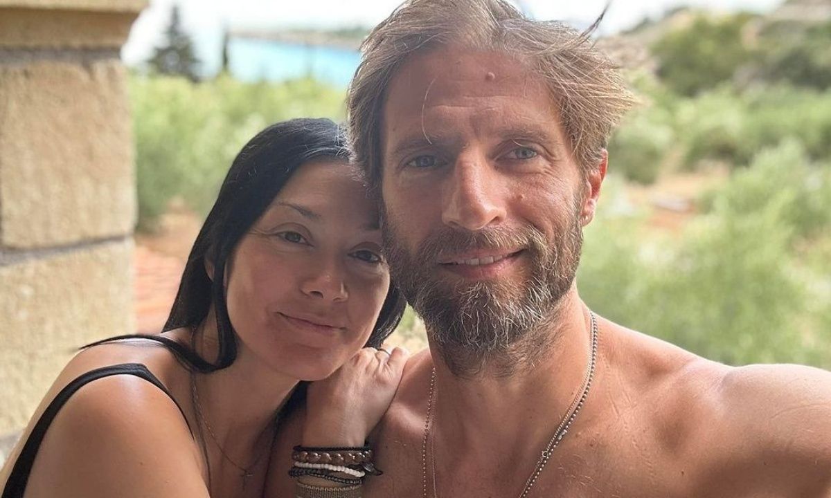 Μουμούρης - Γιαννακοπούλου: Με τις κόρες τους στην Καρδαμύλη