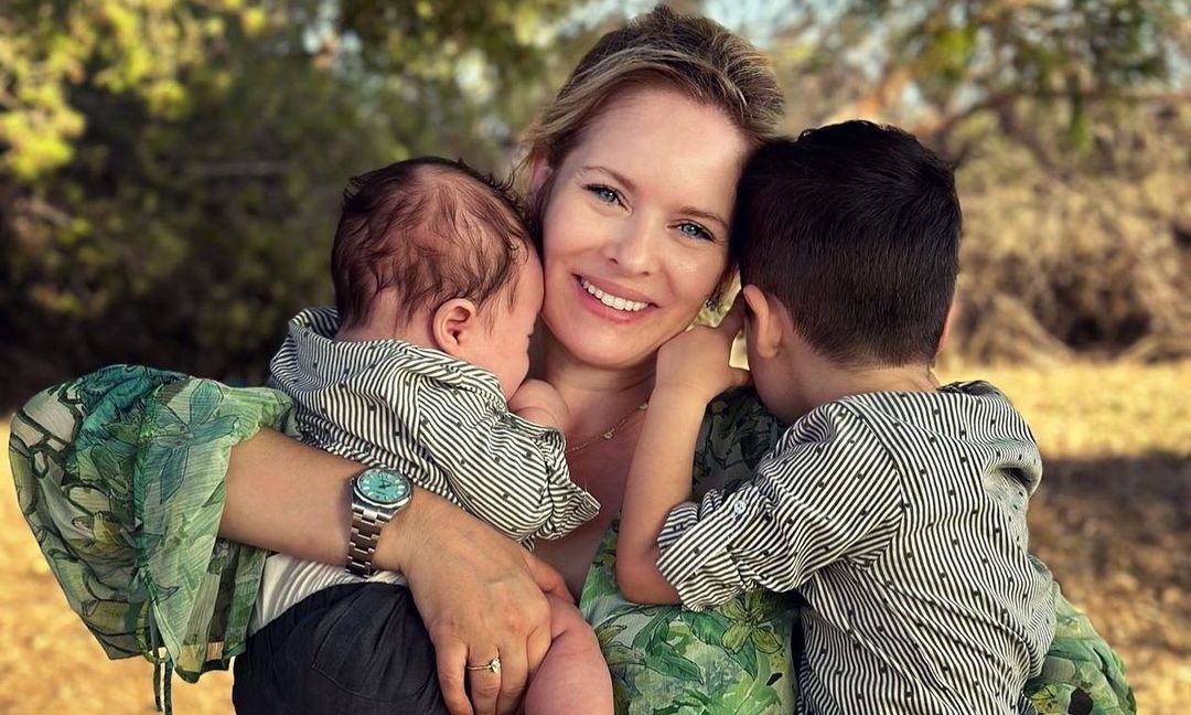 Ανίτα Μπραντ: Με ολόσωμο μαγιό 4 μήνες μετά τον ερχομό του δεύτερου γιου της! Η απίθανη σιλουέτα της