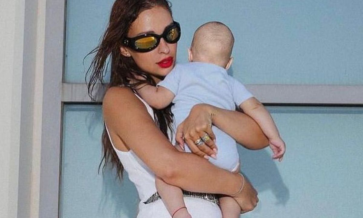 «Φέτες» η Ελένη Φουρέιρα: Οι killer κοιλιακοί λίγους μόλις μήνες μετά τη γέννα (εικόνες)