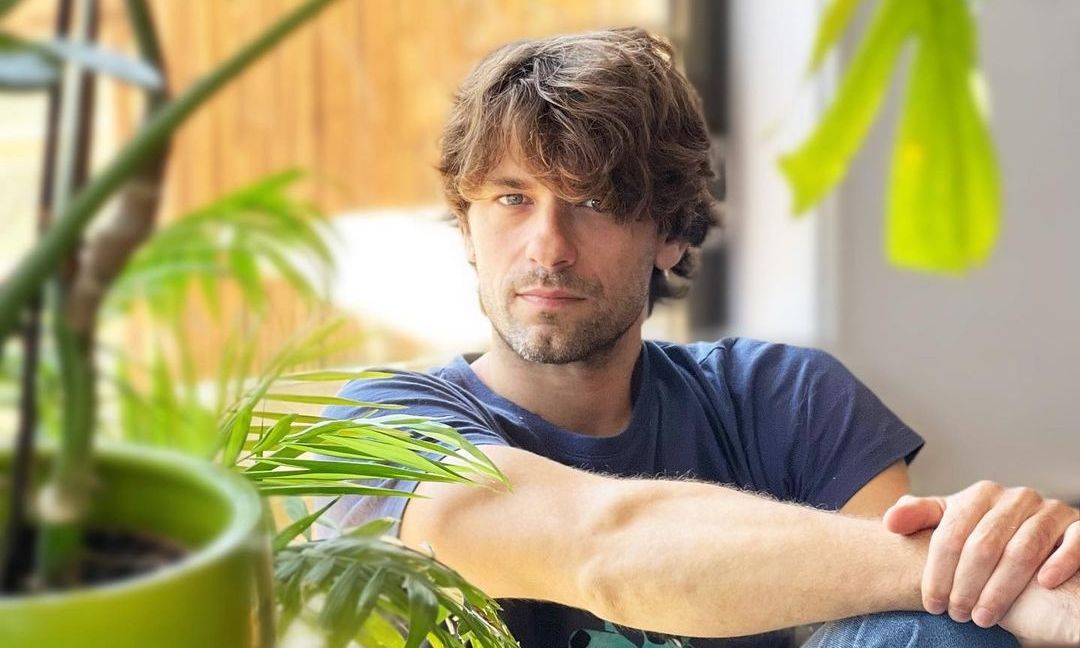 Αποστόλης Τότσικας: Οι πρώτες εικόνες ως «Παύλος-Φίλλιπος» - Δείτε τον στα γυρίσματα της Ηλέκτρας