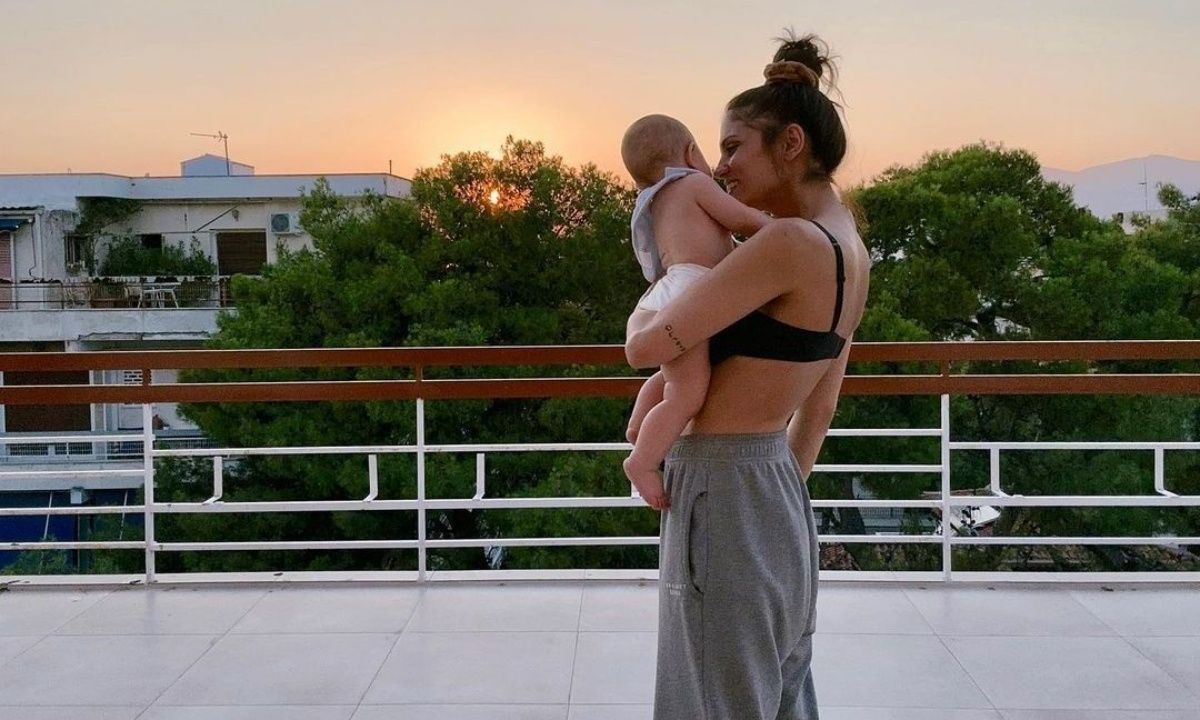 Η Μαίρη Συνατσάκη άλλαξε τα μαλλιά της και η κόρη της περπατά ήδη