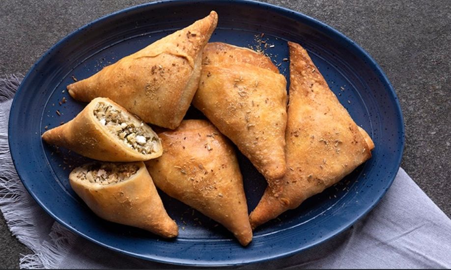 Κρεμμυδοπιτάκια με ξινομυζήθρα από τον Άκη Πετρετζίκη