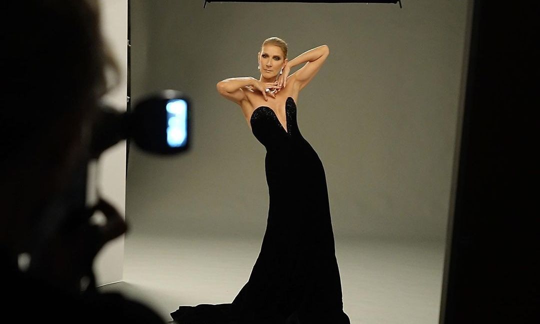 Δύσκολες ώρες για τη Σελίν Ντιόν: «Έχει σπασμούς σε όλο το σώμα της, αδύνατον να τους ελέγξει»