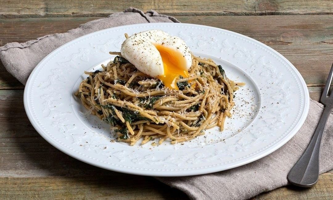 Healthy αυγά φλωρεντίν με σπαγγέτι (high protein) από τον Άκη Πετρετζίκη