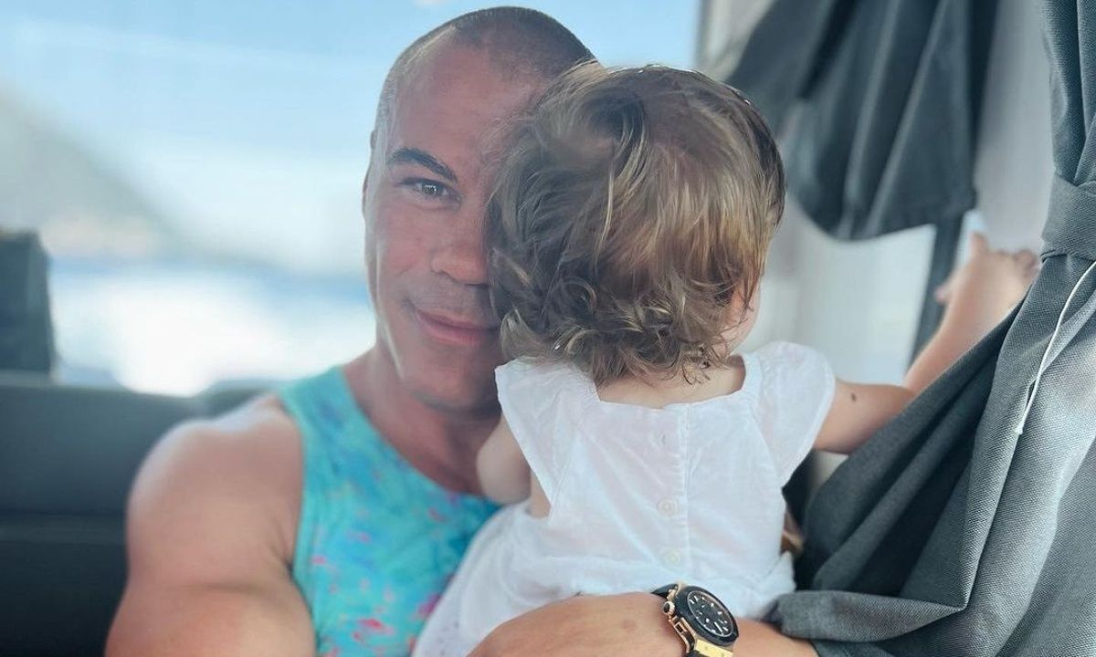 Μιχάλης Ζαμπίδης: Χορεύει με μία από τις δίδυμες κόρες του (βίντεο)