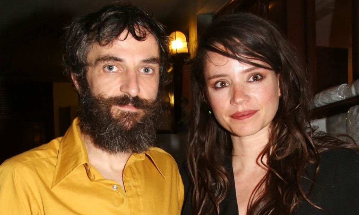 Άρης Σερβετάλης: Οι σπάνιες εμφανίσεις με τη σύζυγό του και η πίστη