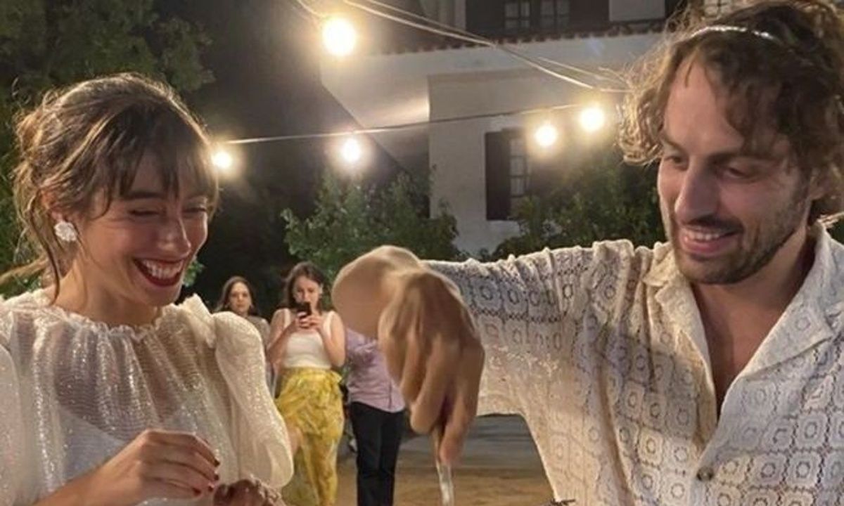 Η πιο «Ταμάμ» επιλογή της Τζωρτζίνα Λιώση: Με κόκκινα παπούτσια στον γάμο της & ασορτί με τις φίλες