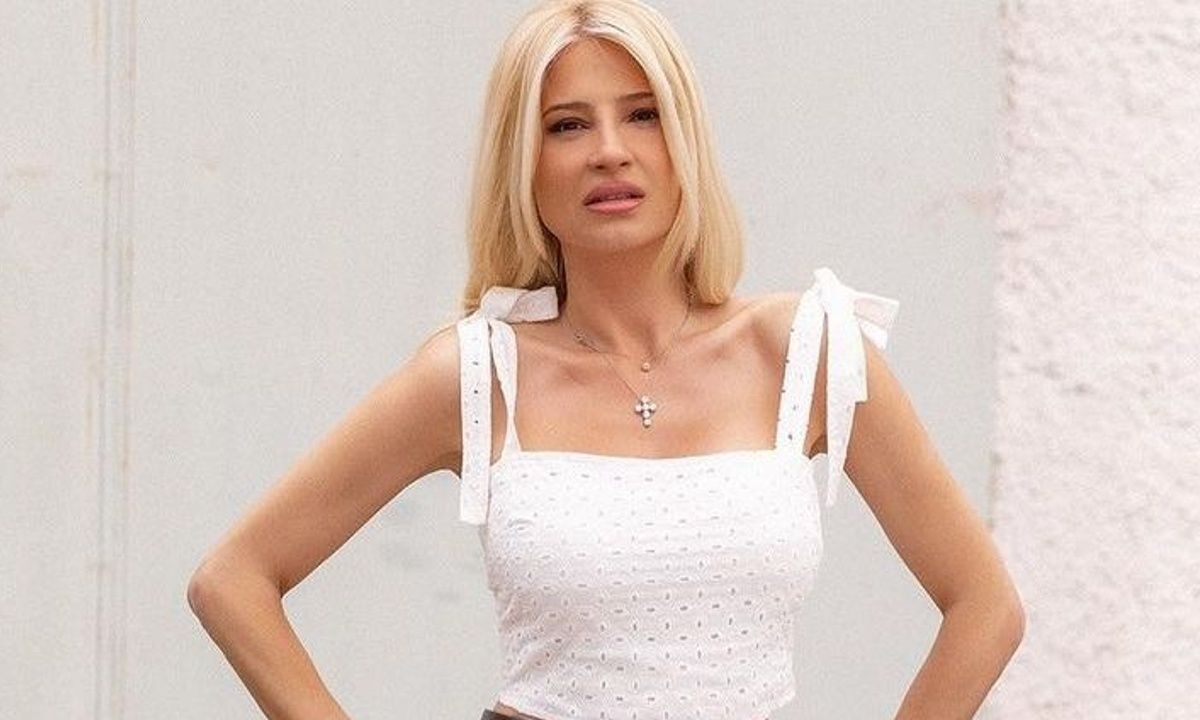 Ο στιλιστικός τρόπος που η Φαίη Σκορδά τις «έσβησε» όλες φορώντας παντελόνι στην πρεμιέρα της