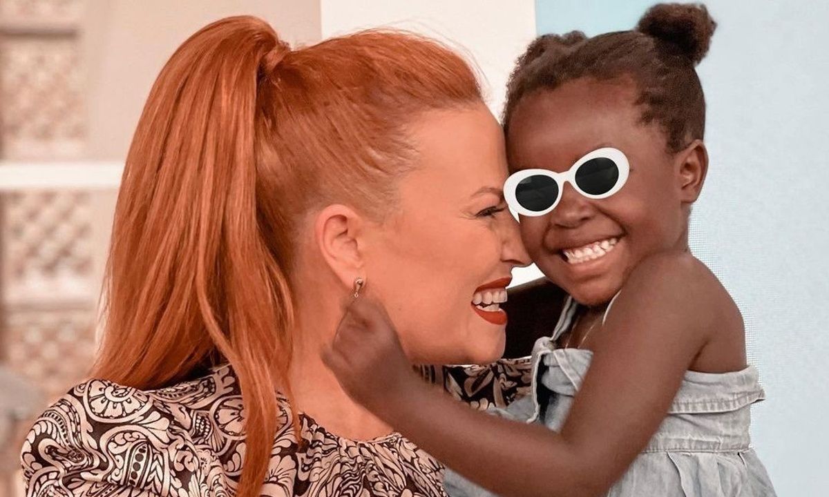 H Έιντα Κοντοβά φόρεσε τα πιο ωραία λευκά ρούχα στο πάρτι της νονάς, Σίσσυς Χρηστίδου