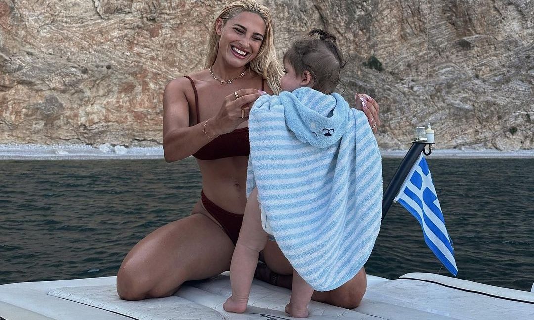 Τούνη: Μπουρλότο με τη φίλη που δημοσίευσε την πρόσκληση της βάπτισης - «μη σώσει κι έρθει»