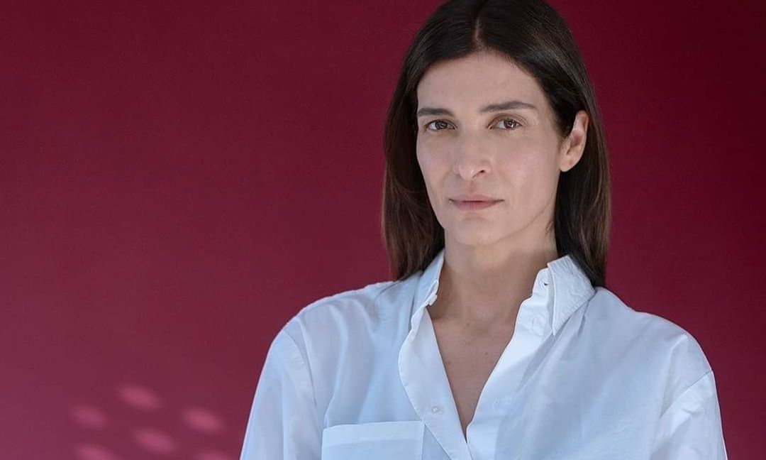 Αντιγόνη Κουλουκάκου: Εντυπωσιακή με ολόσωμο μαγιό και λευκό πουκάμισο στην Τήνο