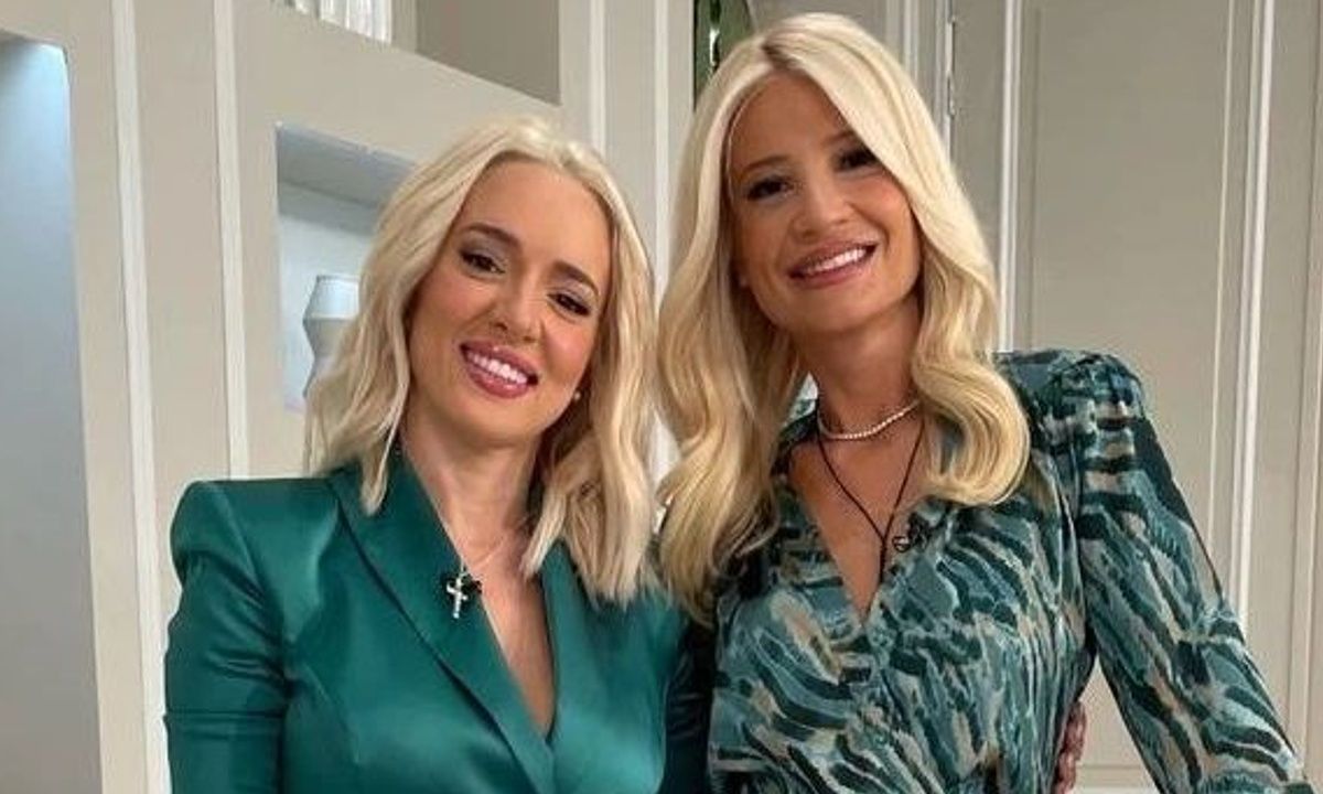 Σούπερ ανανεωμένη η Καλομοίρα με πράσινο μίνι φόρεμα στη Σκορδά