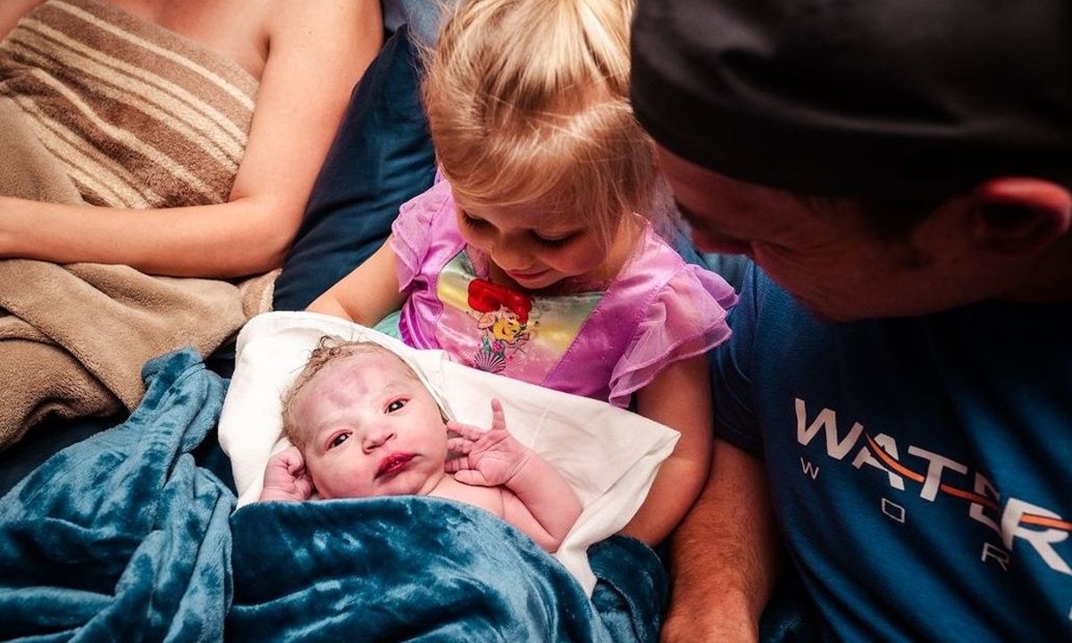 Κοριτσάκι βοήθησε στη γέννηση της μικρής του αδερφής