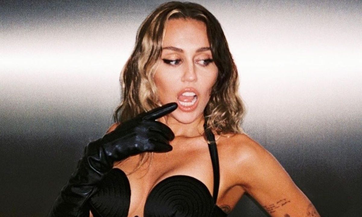 Η Miley Cyrus έβαψε τα μαλλιά της στο χρώμα που θα σε πείσει να κλείσεις ραντεβού στο κομμωτήριο