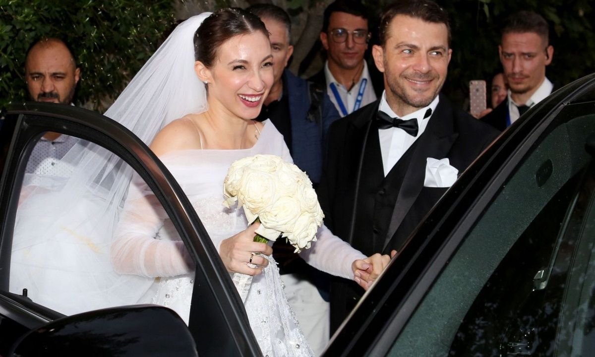 Maxi με σκίσιμο στο πλάι: Η παίκτρια του Survivor που μαγνήτισε τα βλέμματα στον γάμο του Ντάνου