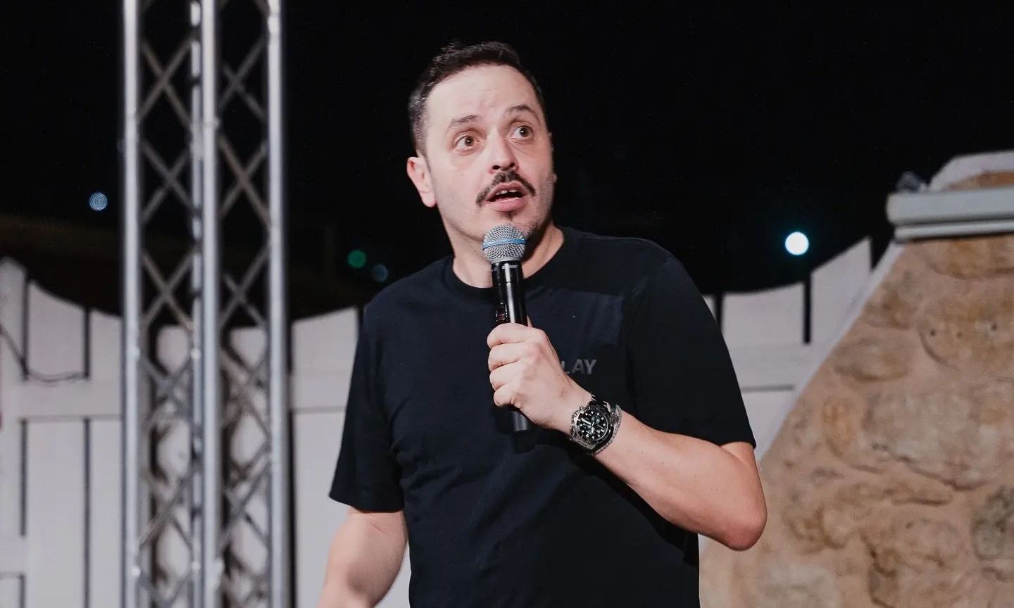 Η σαρωτική εμφάνιση του Αλέξανδρου Τσουβέλα στο θέατρο Πέτρας