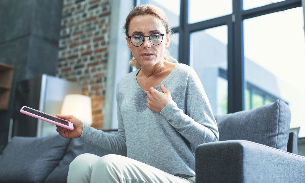 Εξάψεις: Είναι σύμπτωμα εμμηνόπαυσης ή Αλτσχάιμερ;