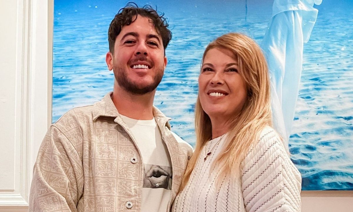 Η Σοφία Αλιμπέρτη με το τέλειο φόρεμα των 26 ευρώ στα εγκαίνια της έκθεσης του Μιχαήλ στο Παρίσι