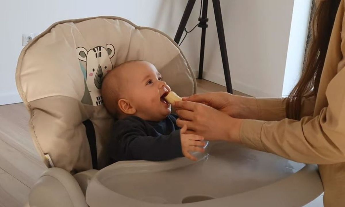 Μωρό βλέπει μπανάνα και ενθουσιάζεται - Ξεκαρδιστικό βίντεο