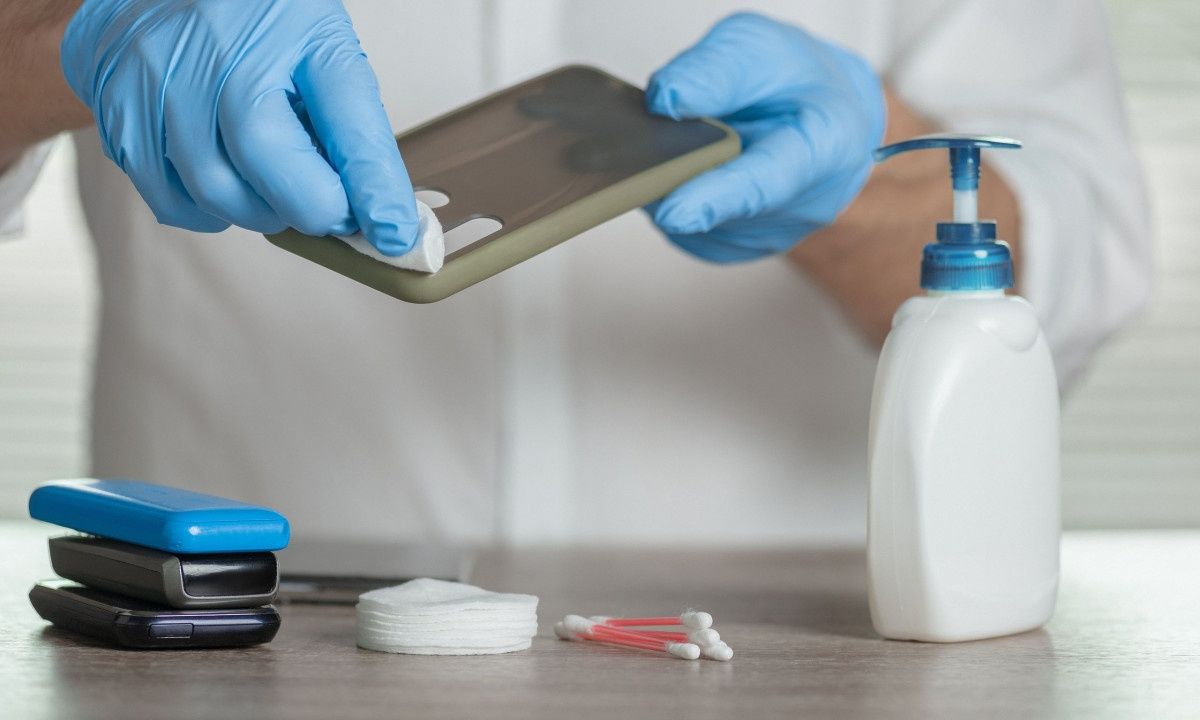 Ο σωστός τρόπος να καθαρίσετε τη διάφανη θήκη του κινητού