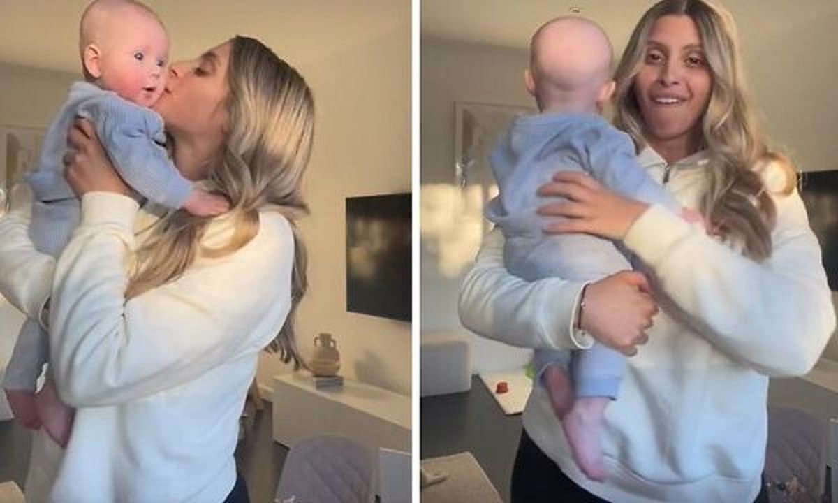 Μαμά δίνει φιλιά στο μωρό της όταν συμβαίνει ένα απρόοπτο