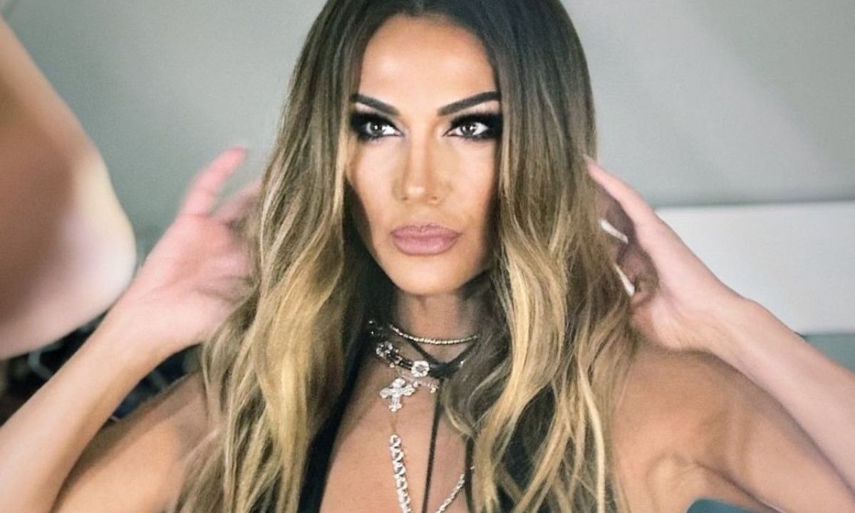 Βανδή: Ποιος σχεδίασε το vinyl μαύρο φόρεμα που έγινε viral