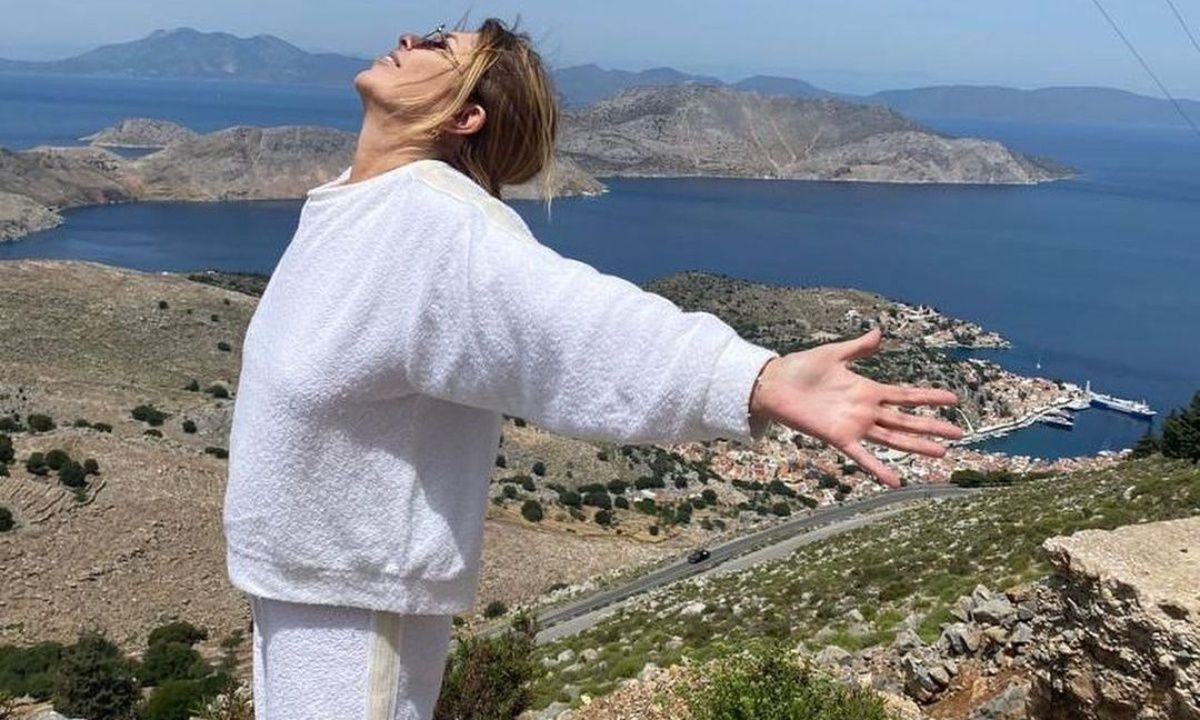 Η Αλιμπέρτη με λευκό φόρεμα λέει πως δεν φοβάται τον χρόνο