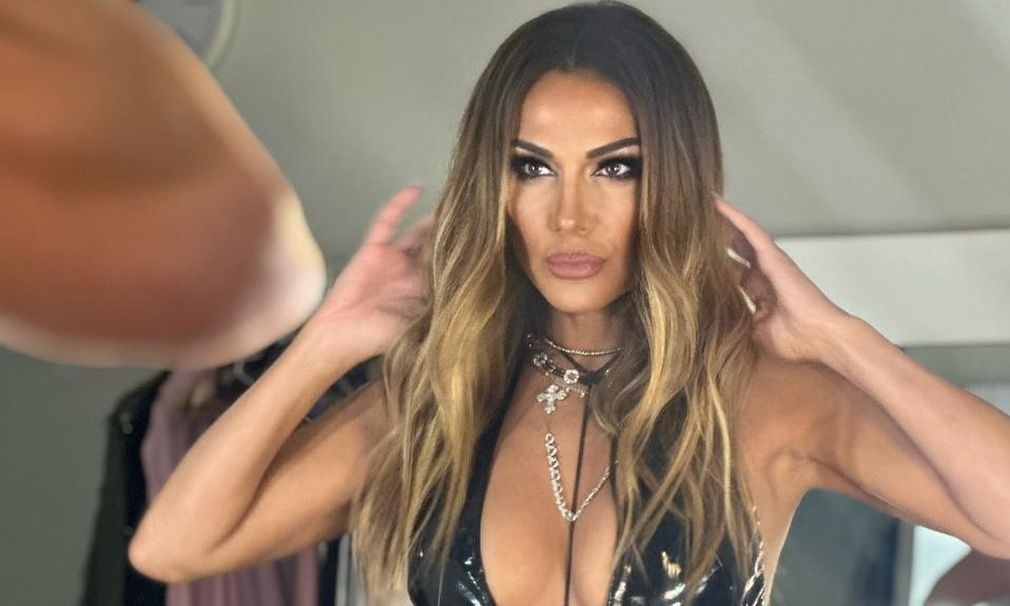 Δέσποινα Βανδή: Το τολμηρό vinyl φόρεμά της, η καρδούλα του Μπισμπίκη και τα αποθεωτικά σχόλια!