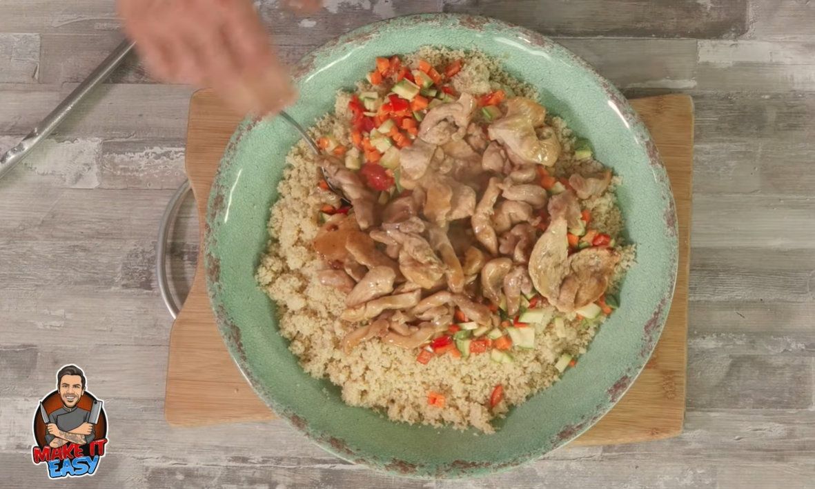 Γλυκόξινο κοτόπουλο με κουσκούς και σάλτσα μάνγκο από τον Άκη Πετρετζίκη