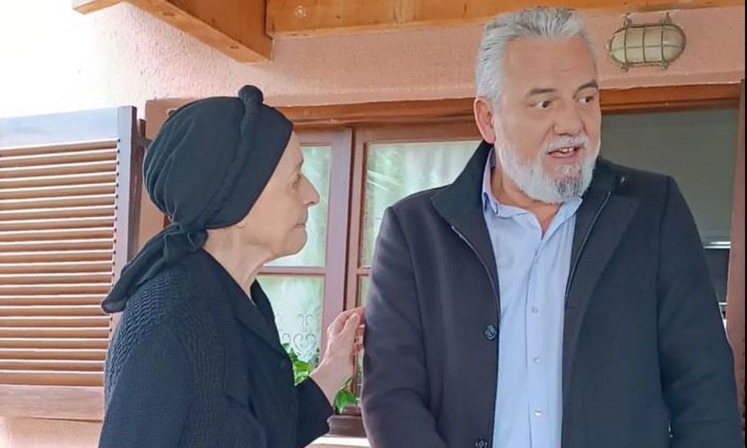 Ο Μάνος Πετούσης δίνει spoiler στο gossip-tv: «Η γιαγιά Ρηνιώ στο νοσοκομείο σε σοβαρή κατάσταση»