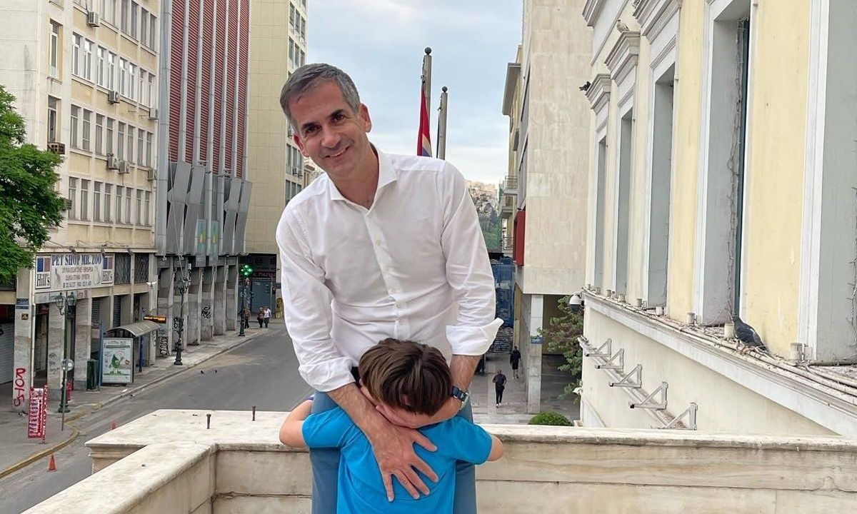 Κώστας Μπακογιάννης: Βόλτα με τον γιο του μία μέρα πριν τις εκλογές