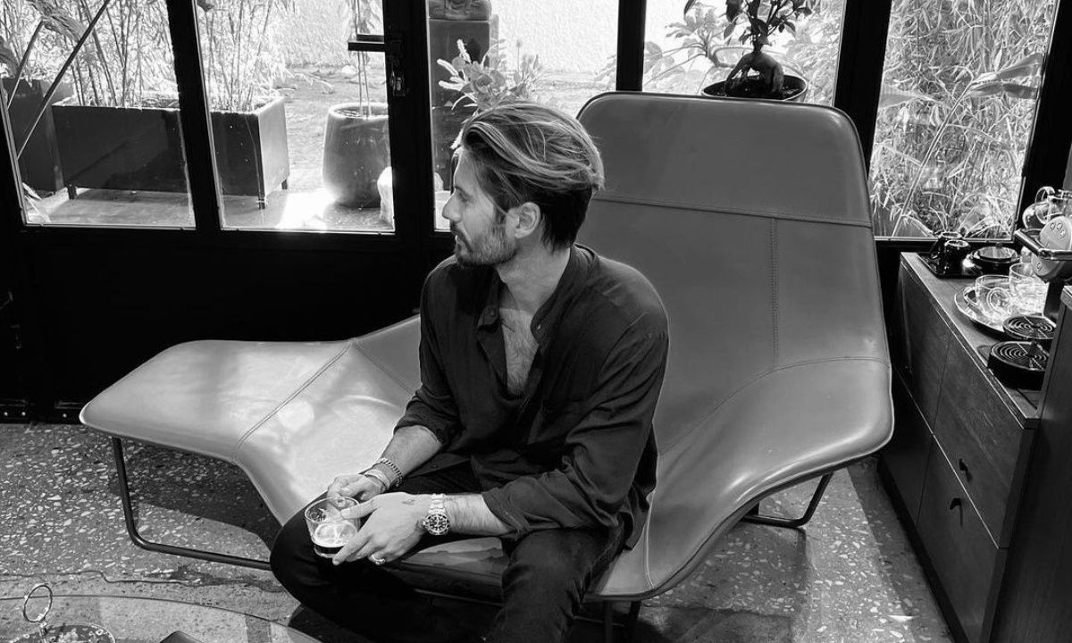 To minimal σαλόνι του Καράβα και το κοινό στοιχείο με τη Χρηστίδου