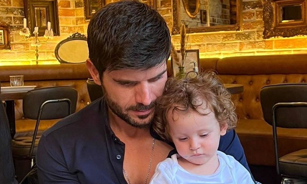 Μάνος Γαβράς: Διαβάζει παραμύθι στις δίδυμες βαφτιστήρες του