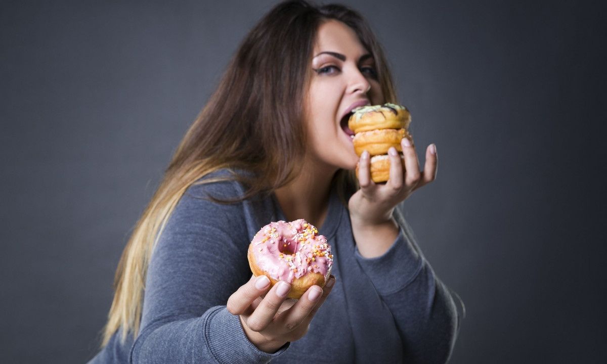 Εθιστική συμπεριφορά στο φαγητό: Με ποια συμπτώματα εκδηλώνεται