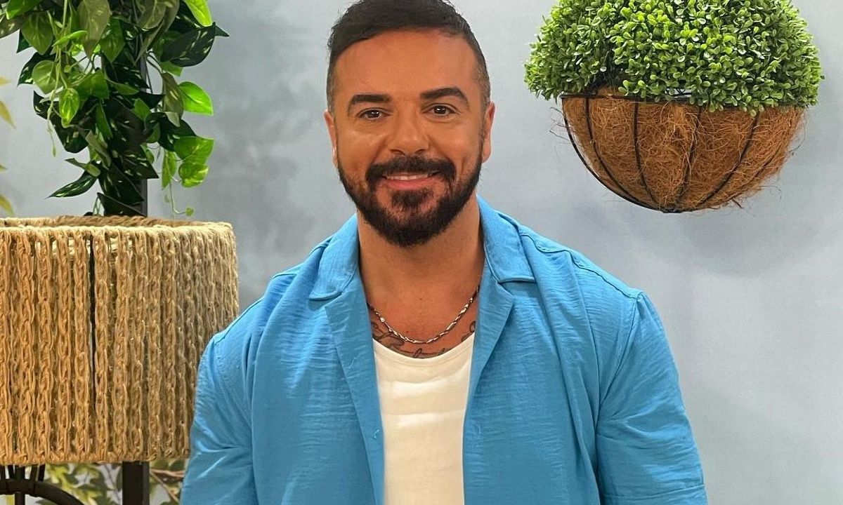 Ο Ντάφι κάνει delivery στο Fame Story: Η είσοδος έκπληξη του Τριαντάφυλλου σε δύο μέρη