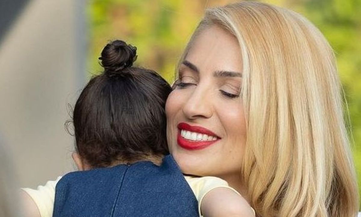 Μαμάδες του κόσμου ενωθείτε: Η Μαρία Ηλιάκη ποζάρει σαν εμάς την ώρα που η κόρη της μιλάει